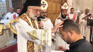 الأنبا باسيليوس يمنح الدرجة الإيبودياكونية لشماس بكاتدرائية يسوع الملك بالمنيا الأنبا باسيليوس يمنح الدرجة الإيبودياكونية لشماس بكاتدرائية يسوع الملك بالمنيا