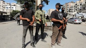 بدء تحرك الحافلات والصليب الأحمر لاستقبال الأسرى الفلسطينيين بدء تحرك الحافلات والصليب الأحمر لاستقبال الأسرى الفلسطينيين