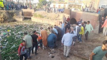 جثة و 10 مصابين .. ننشر أسماء ضحايا حادث سقوط تروسيكل يقل تلاميذ مدارس في ترعة بأسيوط