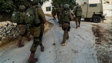 شرطي إسرائيلي يشـ.عل النـ.يران في نفسه قرب منزل مسؤول كبير شرطي إسرائيلي يشـ.عل النـ.يران في نفسه قرب منزل مسؤول كبير