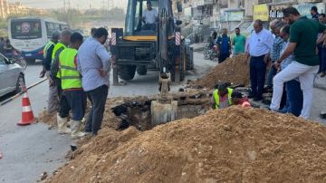 كسر بخط 800 مم.. قطع مؤقت للمياه بمنطقة الضغط في حدائق الأهرام كسر بخط 800 مم.. قطع مؤقت للمياه بمنطقة الضغط في حدائق الأهرام