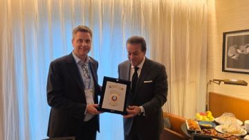 وزير الصحة يلتقي رئيس الاتحاد الدولي لجمعيات ومنتجي الأدوية لبحث التعاون