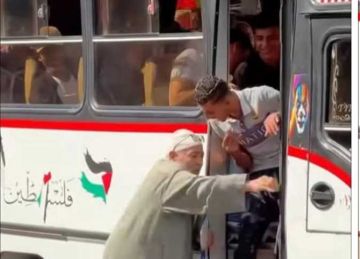 إخلاء سبيل سائق وكمسري في واقعة سقوط مسن من سيارة نقل جماعي بـ الدقهلية إخلاء سبيل سائق وكمسري في واقعة سقوط مسن من سيارة نقل جماعي بـ الدقهلية