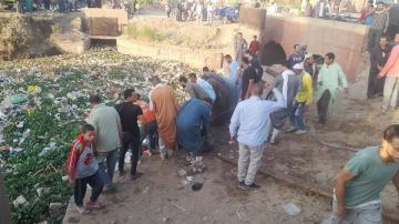 إنقاذ 10 أطفال .. محافظ أسيوط يتابع حادث سقوط تروسيكل يحمل تلاميذ بمصرف بقرية سلام بمنقباد