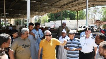 السكرتير المساعد بأسوان يتابع انتظام سير العمل داخل موقف منطقة النفق