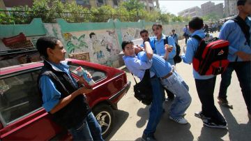 هوس المشاهدات يتحول إلى مأساة... لعبة الموت تعود إلى المدارس المصرية! هوس المشاهدات يتحول إلى مأساة... لعبة الموت تعود إلى المدارس المصرية!
