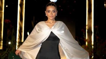 إطلالة ملك زاهر تخطف الأنظار في ليلة ساحرة على شاطئ البحر الميت