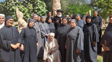 الأنبا ميخائيل يلتقي مكرسات دير الأنبا برسوم العريان