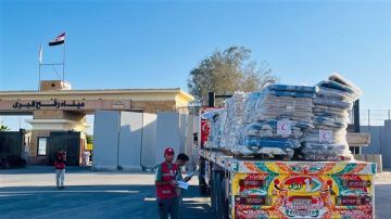 الهلال الأحمر المصري: قافلة زاد العزة الـ53 تحمل 8500 طن مساعدات للفلسطينيين