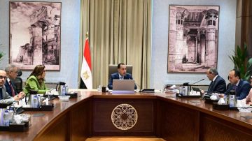 رئيس الوزراء يتابع مع محافظ بورسعيد عددا من المشروعات الاستثمارية الجاري تنفيذها في المحافظة رئيس الوزراء يتابع مع محافظ بورسعيد عددا من المشروعات الاستثمارية الجاري تنفيذها في المحافظة