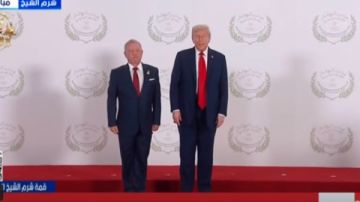 ترامب يلتقط صور تذكارية مع القادة والزعماء المشاركين في قمه شرم الشيخ