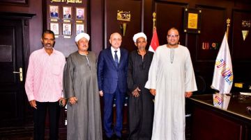 محافظ الأقصر يلتقي أهالي نجع عبادي لمتابعة ملف الصرف الصحي ويوجه بسيارة كسح محافظ الأقصر يلتقي أهالي نجع عبادي لمتابعة ملف الصرف الصحي ويوجه بسيارة كسح