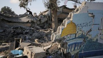 مستوطنون يحرقون ممتلكات الفلسطينيين قرب رام الله مستوطنون يحرقون ممتلكات الفلسطينيين قرب رام الله