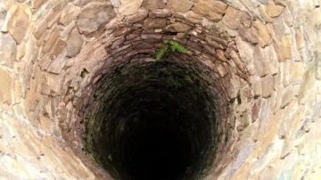 مصرع شاب انهار عليه بئر داخل منزله في أسيوط