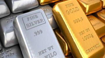 أسعار الذهب والفضة تواصل الهبوط بعد أكبر موجة بيع منذ 12 سنة أسعار الذهب والفضة تواصل الهبوط بعد أكبر موجة بيع منذ 12 سنة
