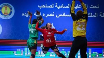 الأهلي يتأهل لنهائي بطولة إفريقيا لكرة اليد سيدات بفوزه على فاب الكاميروني 23ـ19 الأهلي يتأهل لنهائي بطولة إفريقيا لكرة اليد سيدات بفوزه على فاب الكاميروني 23ـ19