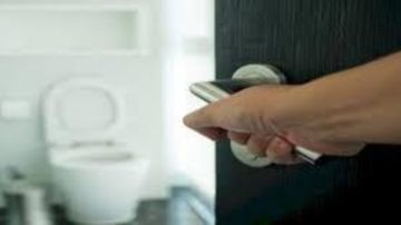 حكم الكلام في الحمام أثناء قضاء الحاجة.. الإفتاء تجيب حكم الكلام في الحمام أثناء قضاء الحاجة.. الإفتاء تجيب