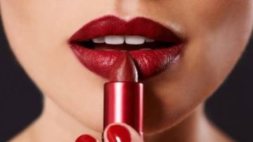 دراسة تحذر: أحمر الشفاه يحتوي على معادن ثقيلة قد تزيد من خطر الإصابة بسرطان الرئة