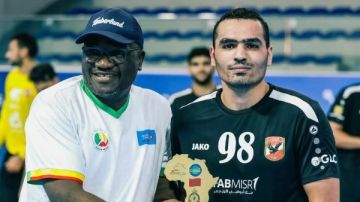 كاستيلو يفوز بجائزة أفضل لاعب في مباراة فلاورز البنيني كاستيلو يفوز بجائزة أفضل لاعب في مباراة فلاورز البنيني