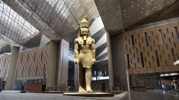 لحظة فارقة في سجل الحضارة.. وزير الطيران المدني: المتحف المصري الكبير هدية مصر للعالم لحظة فارقة في سجل الحضارة.. وزير الطيران المدني: المتحف المصري الكبير هدية مصر للعالم
