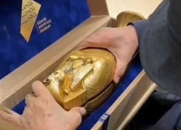  الدعوة في تابوت .. عالم آثار ياباني يبدي انبهاره بتصميم دعوة حفل افتتاح المتحف المصري الكبير (صور)