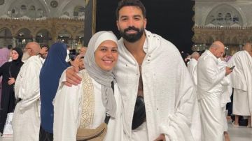 حازم إيهاب مع زوجته خلال أداءهم مناسك العمرة