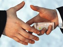 دار الإفتاء: الرشوة من أبشع صور أكل المال بالباطل