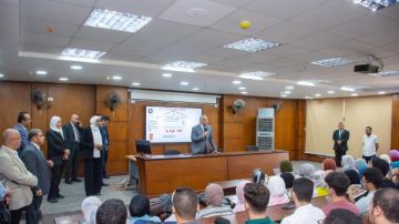 رئيس جامعة طنطا يتابع انتظام الدراسة ويلتقي طلاب الجامعة الأهلية