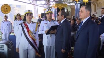 الرئيس السيسي يكرم المتفوقين بأكاديمية الشرطة.. فيديو