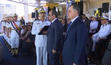 الرئيس السيسي يمنح أوائل الخريجين من أكاديمية الشرطة أنواط الامتياز الرئيس السيسي يمنح أوائل الخريجين من أكاديمية الشرطة أنواط الامتياز