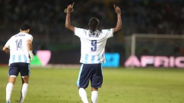 بيراميدز يتوج بكأس السوبر الإفريقي بعد الفوز على نهضة بركان بيراميدز يتوج بكأس السوبر الإفريقي بعد الفوز على نهضة بركان