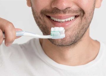 تفاصيل لا يعرفها كثيرون.. علاقة فرشاة الأسنان بنزلات البرد تفاصيل لا يعرفها كثيرون.. علاقة فرشاة الأسنان بنزلات البرد