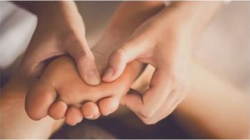 علامات خفية في أظافر القدمين قد تكشف إصابتك بسرطان الرئة مبكرا.. انتبه لهذه التغيرات علامات خفية في أظافر القدمين قد تكشف إصابتك بسرطان الرئة مبكرا.. انتبه لهذه التغيرات