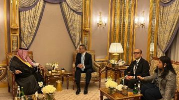 وزير الاستثمار يبحث مع وزير التجارة السعودي تعزيز العلاقات الاستثمارية والتجارية بين البلدين وزير الاستثمار يبحث مع وزير التجارة السعودي تعزيز العلاقات الاستثمارية والتجارية بين البلدين