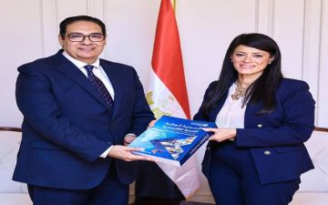 المشاط تبحث مع رئيس جامعة القاهرة تعزيز التعاون وتستعرض السردية الوطنية 