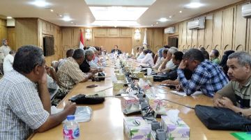 نائب محافظ قنا يبحث مع التنفيذيين آليات تسريع العمل بملفى التقنين والتصالح