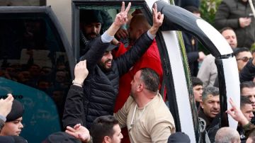 هيئة البث الإسرائيلية: ممثلو الصليب الأحمر سيلتقون الأسرى الفلسطينيين المفرج عنهم