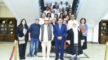 بعد عودتهم من سيوة .. محافظ مطروح يلتقى بفنانى ملتقى الفن والحياه بعد عودتهم من سيوة .. محافظ مطروح يلتقى بفنانى ملتقى الفن والحياه