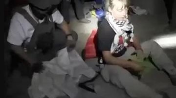 تعرضت للضرب والشتائم.. الناشطة السويدية ثونبرج تكشف تفاصيل احتجاز إسرائيل لها تعرضت للضرب والشتائم.. الناشطة السويدية ثونبرج تكشف تفاصيل احتجاز إسرائيل لها