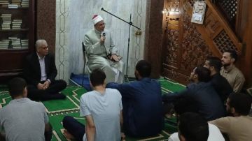 رئيس جامعة الأزهر يؤم طلاب المدينة الجامعية ويلقي درسا من كتاب رياض الصالحين
