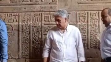 وزير السياحة والآثار على السقالة داخل معبد إسنا لمتابعة الترميم