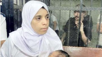 إحالة قاتلة زوجها وأطفاله الستة بالمنيا إلى فضيلة المفتي.. ووالدة الضحايا: لو عدموها 7 مرات مش هيبرد ناري