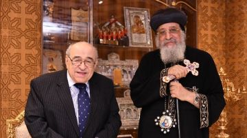 البابا تواضروس يستقبل الدكتور مصطفى الفقي والأنبا أكسيوس بالمقر البابوي صور البابا تواضروس يستقبل الدكتور مصطفى الفقي والأنبا أكسيوس بالمقر البابوي صور