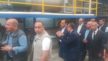 رئيس الوزراء يفتتح مصنع سيناي للمستلزمات الطبية لتوطين صناعة القفازات الطبية رئيس الوزراء يفتتح مصنع سيناي للمستلزمات الطبية لتوطين صناعة القفازات الطبية