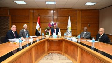 رئيس جامعة أسيوط يترأس لجنة اختيار عميد كلية التجارة