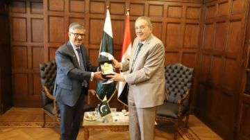 سفير باكستان بالقاهرة يبحث مع رئيس هيئة الاستثمار تعزيز التعاون الثنائي