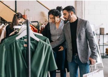 القميص الأبيض أبرزها.. تعرفي على قطع ملابس أساسية لا تتأثر بصيحات الموضة القميص الأبيض أبرزها.. تعرفي على قطع ملابس أساسية لا تتأثر بصيحات الموضة