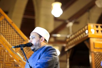 هل تصح الصلاة فور سماع الأذان أم يجب الانتظار حتى نهايته ؟.. أمين الفتوى يرد