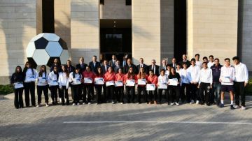 وزير الرياضة يكرم منتخب الناشئين والناشئات للبادل بعد إنجازهم ببطولة العالم بإسبانيا