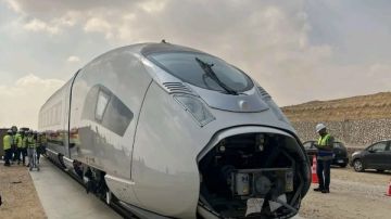 شاهد أول قطار فيلارو فائق السرعة.. والرئيس السيسي يتفقده بمعرض النقل أول نوفمبر صور